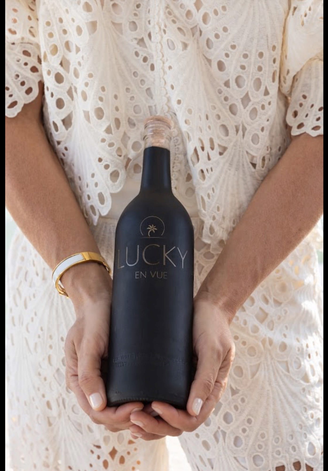 Lucky En Vue — Matte Black Bottle