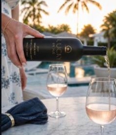 Pouring Lucky En Vue rosé poolside, palm trees